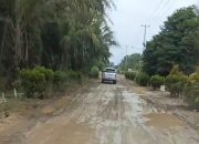 Lagi Dan Lagi, Lima Tahun Jalan Poros Utama Tak Pernah Diperbaiki, ini Harapan Masarakat Kepada Calon Bupati Ardito Dan Koheri