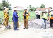 Dukung Kesiapan Mudik Lebaran, Bupati Lamteng Tinjau Perbaikan Ruas Jalan Pondok Darussaadah Seputih Jaya