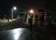 Akibat Jalan Rusak Dibuyut Udik, Mobil Truck Bermuatan Singkong Terbalik