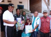 I komang Koheri Bersama Jajaran Sentra Wyata Guna Dari Kementrian Sosial RI Menyerahkan Bantuan Penyerahan Rumah Sederhana Terpadu