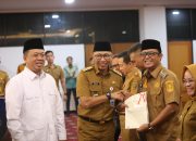 Bupati Ardito Wijaya Secara Simbolis Menerima Sertifikat Tanah Dari Menteri Agraria Dan Tata Ruang/Badan Pertanahan Nasional (ATR/BPN) Republik Indonesia