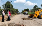 Wawan Saputra, Sekretaris Lsm Prabu Kesatria Lampung Tengah, Bersama Kapolsek Gunung Sugih Dan Kanit Binmas Timbun Jalan Provinsi Secara Swadaya