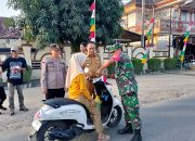 Camat, Danramil Dan Kapolsek Seputih Surabaya Bagikan Bendera Merah Putih Kepada Pengendara Menjelang Hut RI Ke-80