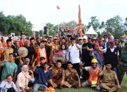 Bupati Ardito Wijaya Hadiri HUT Ke-100 Kampung Rengas, Serahkan Hadiah Sapi untuk Juara Lomba Kolosal