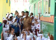 Bupati Lampung Tengah Kunjungi Dua SD Di Terbanggi Besar, Bagikan Susu untuk Siswa