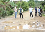 Bupati Ardito Tinjau Jalan Rusak di Selagai Lingga, Tegaskan Komitmen Pembangunan Merata