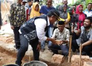 Bupati Ardito Wijaya Letakkan Batu Pertama Program Bedah Rumah dalam Rangka HUT IDI ke-75 di Lampung Tengah