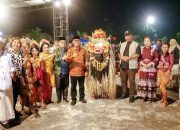 Bupati Ardito Wijaya Apresiasi Penampilan “3 Kebudayaan Menjadi 1” Komunitas Kopiah Mas Bro