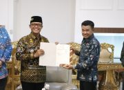 Bupati Lampung Tengah Terima Sertifikat Tanah Aset Daerah dari ATR/BPN