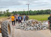 Camat Padang Ratu Awet Agung Rifai S.H, Kumpulkan Forkopimcam Dan Pengusaha Inisiatif Penimbunan Jalan Rusak