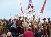 Plt. Bupati Lampung Tengah Hadiri Doa Bersama dan Pembagian Sembako HUT ke-51 Kampung Tanjung Anom