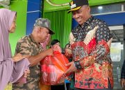 Plt Bupati Lamteng, I Komang Koheri, Bagikan Bantuan Sembako Di kecamatan Kota Gajah