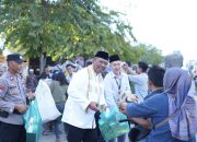 Plt Bupati Lampung Tengah Bagikan Takjil Bersama Bank Lampung di Bandar Jaya