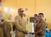 I Komang Koheri Serahkan SPPT PBB-P2 dan Tagihan Pajak Kendaraan di Seputih Raman