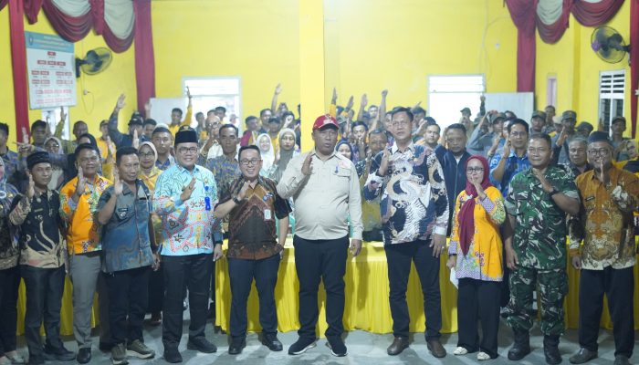 Plt Bupati Lampung Tengah Serahkan Siltap dan Bina Aparatur Kampung di Tiga Kecamatan