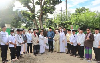 Sekda Welly Adiwantra Serahkan Bantuan Al-Qur’an dan Hewan Kurban di Gunung Sugih