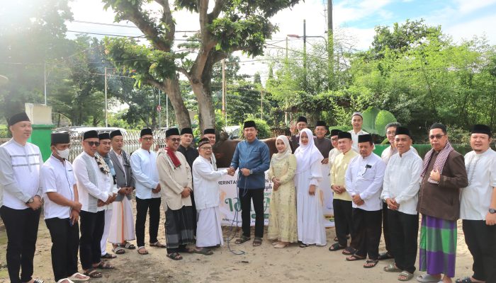 Sekda Welly Adiwantra Serahkan Bantuan Al-Qur’an dan Hewan Kurban di Gunung Sugih
