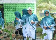 Plt Ketua TP PKK Lampung Tengah Pimpin Gotong Royong Bersihkan Taman Anggrek, Wujudkan Lingkungan Bersih dan Lestari