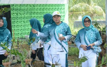 Plt Ketua TP PKK Lampung Tengah Pimpin Gotong Royong Bersihkan Taman Anggrek, Wujudkan Lingkungan Bersih dan Lestari