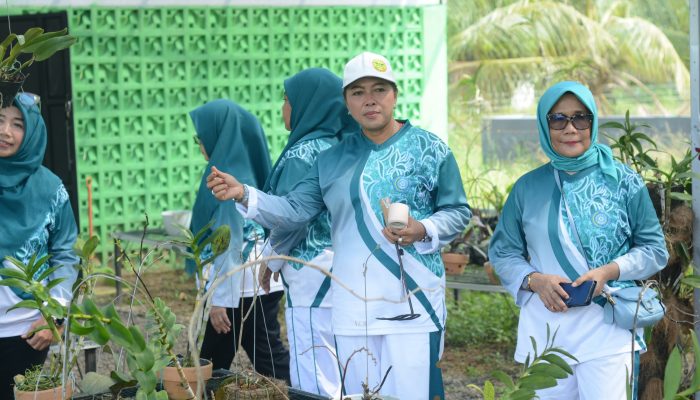 Plt Ketua TP PKK Lampung Tengah Pimpin Gotong Royong Bersihkan Taman Anggrek, Wujudkan Lingkungan Bersih dan Lestari