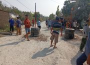 Dampak Pembatalan 14 Tender Yang Sudah Ada Pemenang, Masyarakat 7 Kampung Pasang Portal