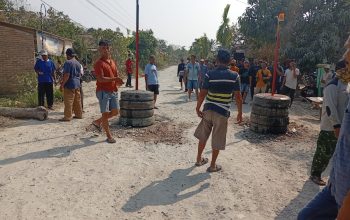 Dampak Pembatalan 14 Tender Yang Sudah Ada Pemenang, Masyarakat 7 Kampung Pasang Portal