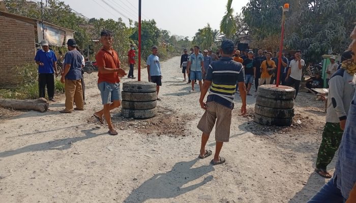 Dampak Pembatalan 14 Tender Yang Sudah Ada Pemenang, Masyarakat 7 Kampung Pasang Portal